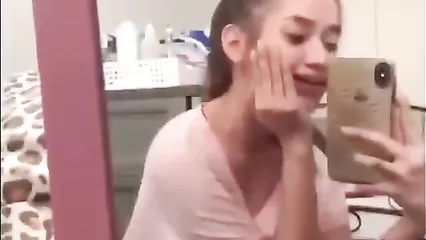 Девушка снимает на смартфон свои прелести