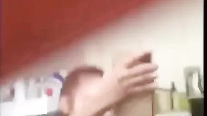 Девушка снимает на смартфон свои прелести