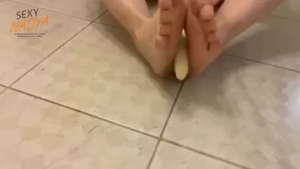 Телка записывает видео ролик для любителей фут фетиша и дрочит ножками банан