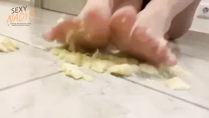Телка записывает видео ролик для любителей фут фетиша и дрочит ножками банан